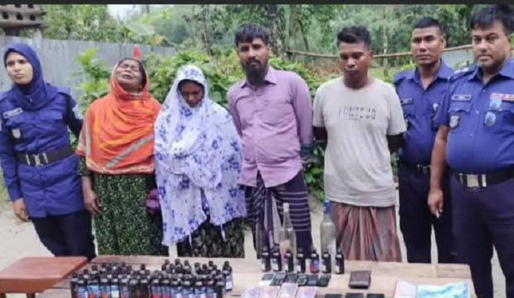 পার্বতীপুরে যৌথ বাহিনীর অভিযানে মাদকদ্রবসহ আটক-৪