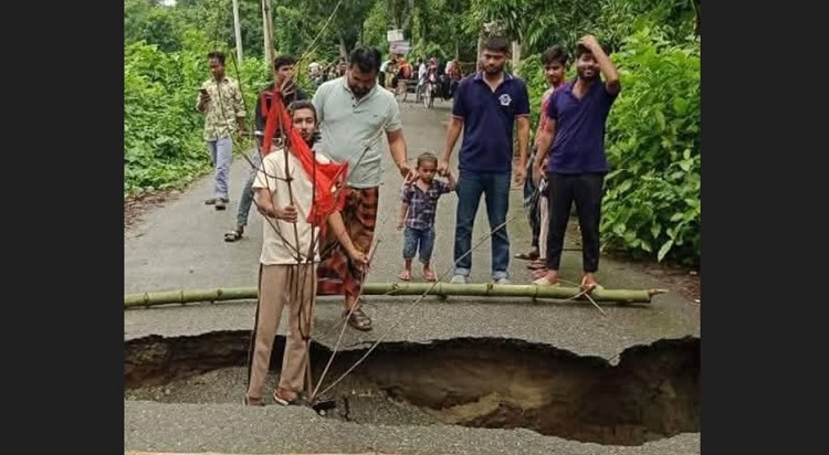 ধসে যাওয়া স্থান সাড়ে ৪ ঘন্টায় মেরামত, যান চলাচল শুরু