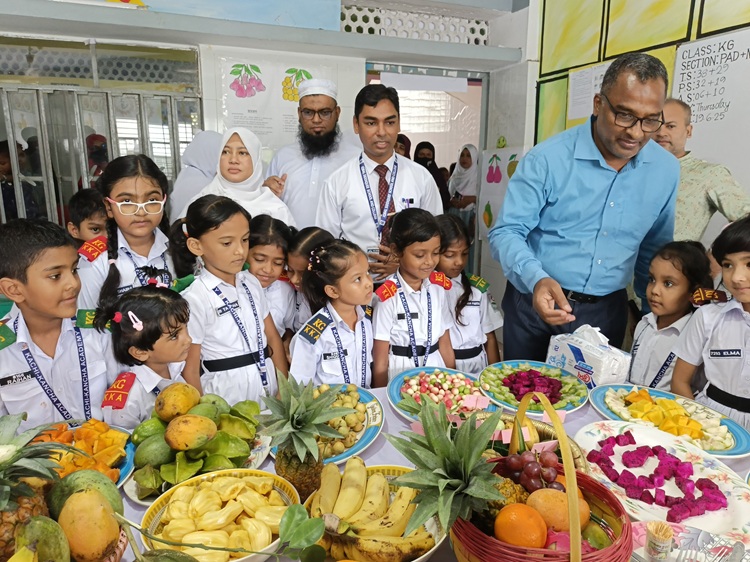 গাজীপুরে ইকবাল সিদ্দিকী স্কুল অ্যান্ড কলেজে ফল উৎসব