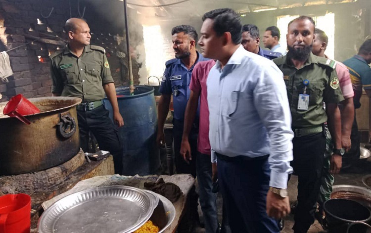 গোদাগাড়ীতে মোবাইল কোর্ট, তিন প্রতিষ্ঠানকে জরিমানা