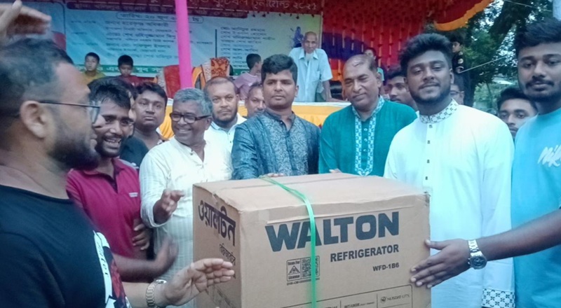 মোল্লাহাটে চারদলীয় ফুটবল টুর্নামেন্টে চ্যাম্পিয়ন রূপসা নৈহাটি ফুটবল একাদশ