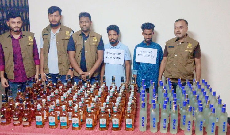 ব্যবসায়ীকে পৌঁছে দিতে গিয়ে ভারতীয় মদসহ আটক ড্রাইভার-হেলপার!