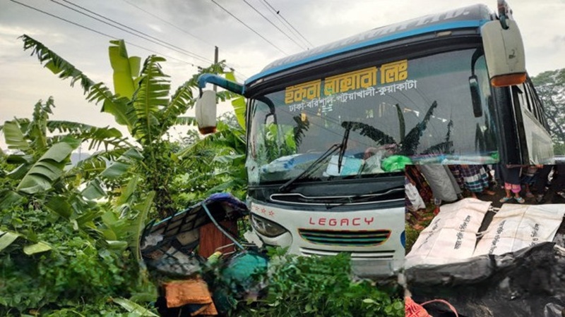 বরগুনায় সড়ক দুর্ঘটনায় বাবা-মেয়েসহ নিহত ৩, আহত ৪