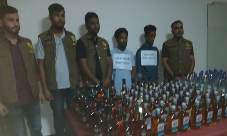গাজীপুরে ১৬০ বোতল বিদেশী মদসহ গাড়ি চালক - হেলপার আটক
