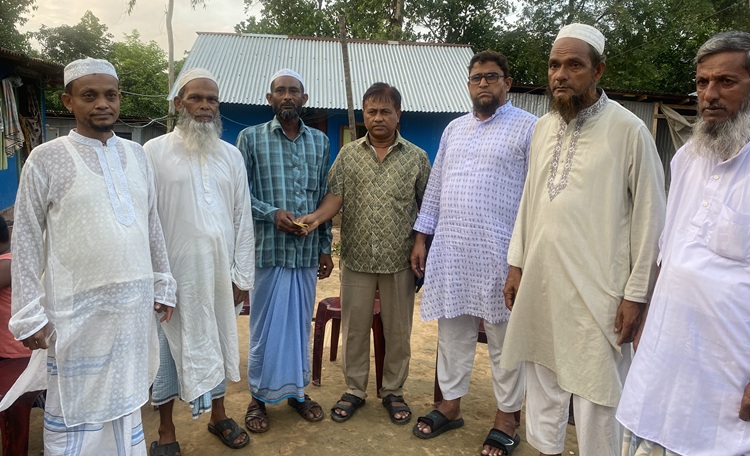 মিরসরাইয়ে ট্রেন দুর্ঘটনার নিহত পরিবারের পাশে ব্যবসায়ী নাছির
