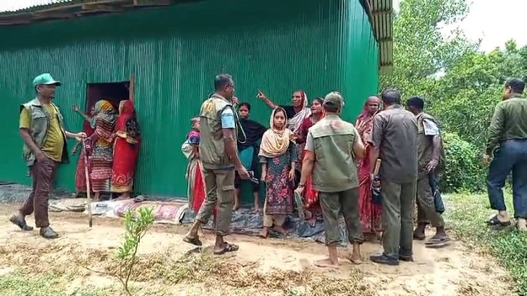 বাঁশখালীর সংরক্ষিত বনে অবৈধ স্থাপনা উচ্ছেদকালে, গৃহবধূর বিষপান