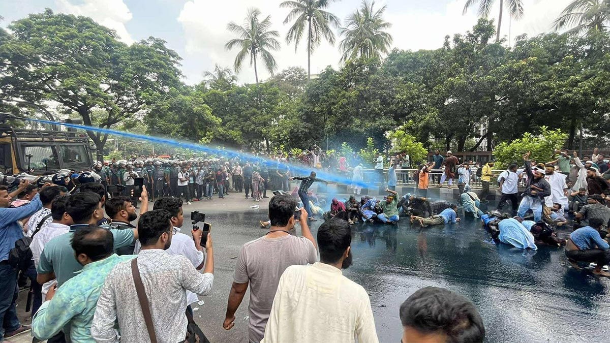রাজধানীর প্রেসক্লাব এলাকা রণক্ষেত্র