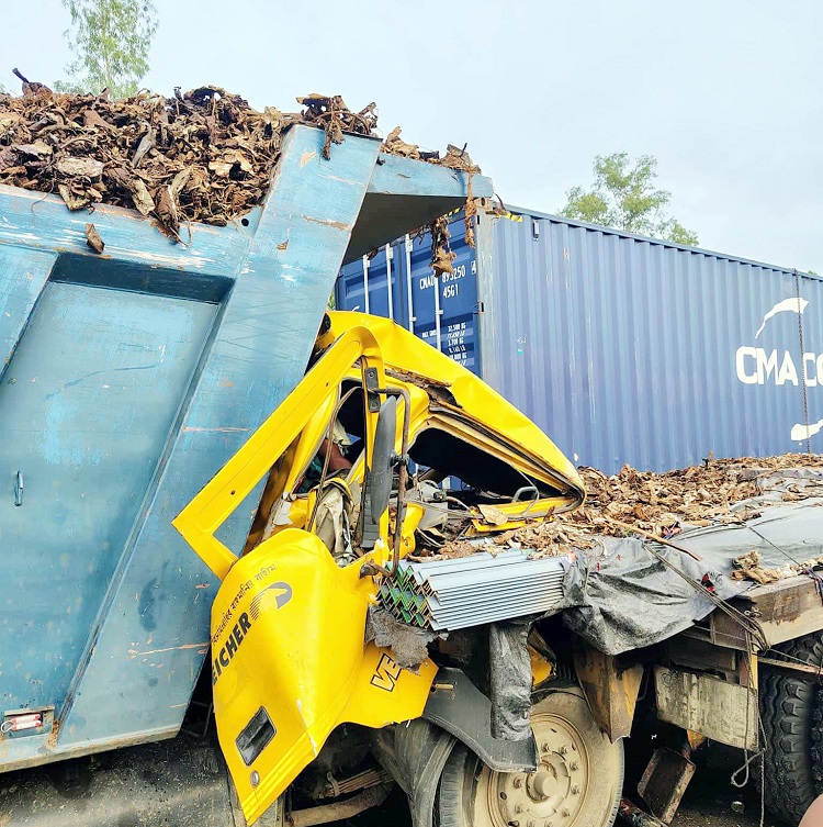 মিরসরাইয়ে লরির পেছনে ড্রাম ট্রাকের ধাক্কা, নিহত ২