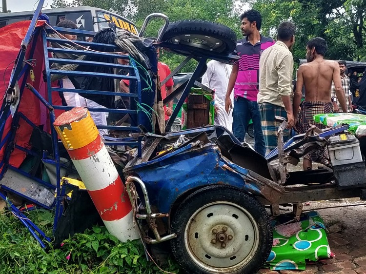 ফুলপুর তারাকান্দায় বাস-সিএনজি সংঘর্ষ, নিহত ৩  