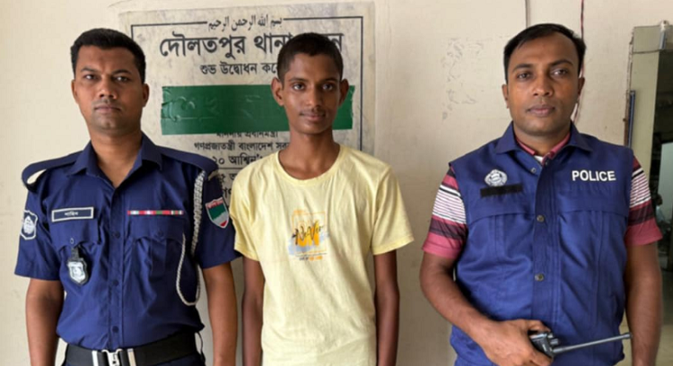 দৌলতপুরে ভ্যান চালকের ছদ্মবেশে হত্যা মামলার আসামিকে গ্রেপ্তার