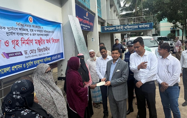 হাটহাজারীতে ঢেউটিন বিতরণ করলেন বিভাগীয় কমিশনার