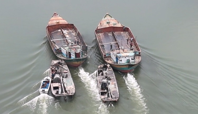 পদ্মায় এখনো থামেনি অস্ত্রের মহড়া