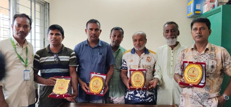 রাণীশংকৈলে ইএসডিও’র কর্তৃক আয়োজনে ক্রেস্ট প্রদান