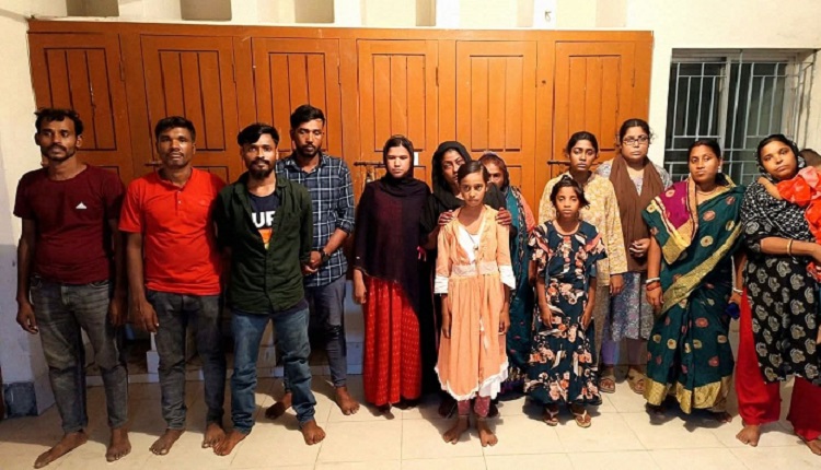 সাতক্ষীরার একই পরিবারের চারজনসহ ১৮ বাংলাদেশিকে হস্তান্তর
