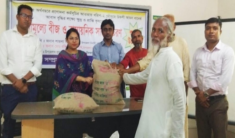 ডোমারে বিনামূল্যে বীজ ও কীটনাশক বিতরণ 