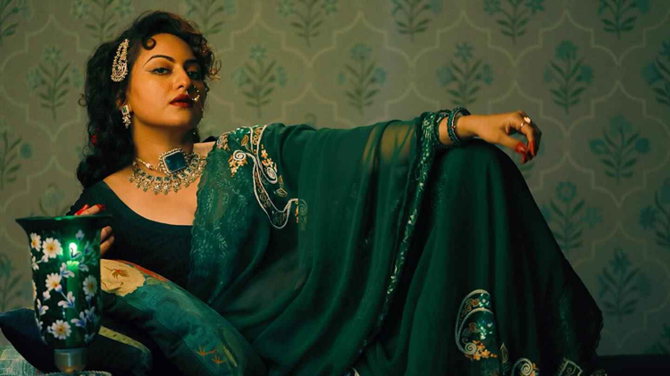 শক্ত দুই হাত বিছানায় চেপে ধরে...