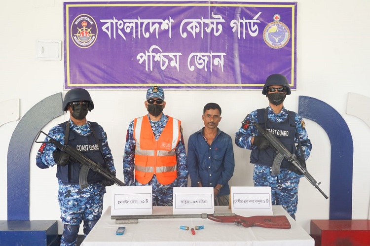 মোংলায় কোস্ট গার্ডের অভিযানে অস্ত্র ও গোলাবারুদসহ আটক ১