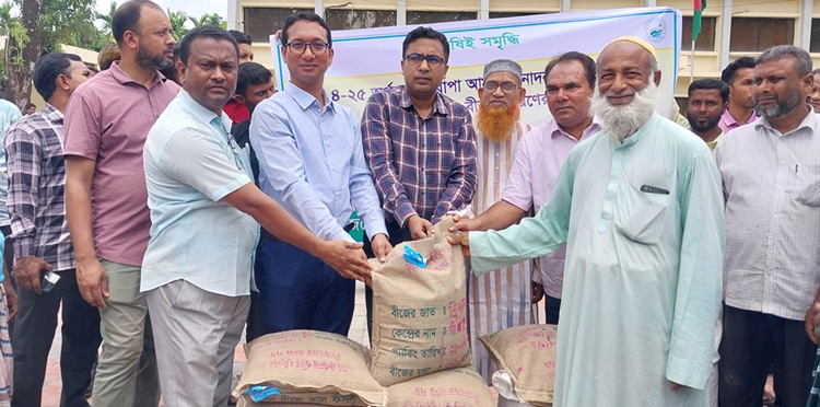 নাগেশ্বরীতে বিনামূল্যে সার ও বীজ বিতরণ