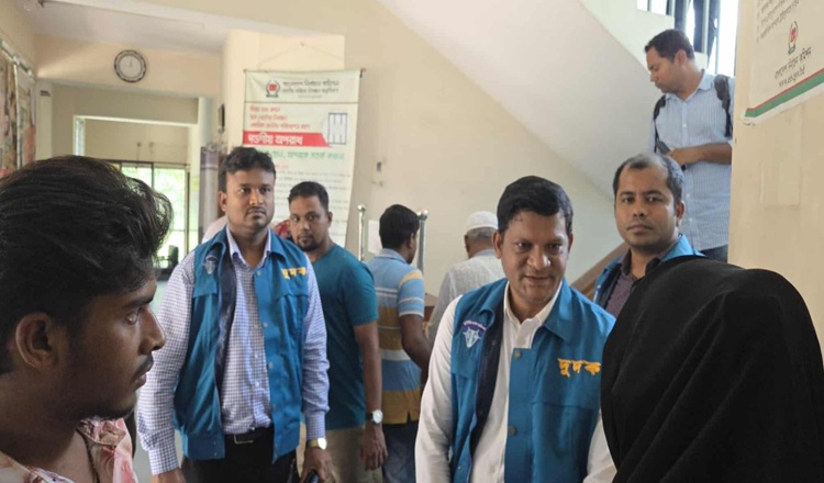 পাবনা জেলা নির্বাচন অফিসে দুদকের অভিযান