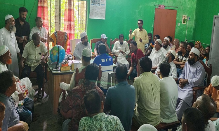 মণিরামপুরে প্রধান শিক্ষক তাপস পাইনের কৈফিয়াত নিতে ক্ষুদ্ধ জনতা বিদ্যালয়ে