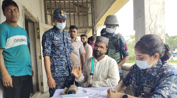 পাথরঘাটায় নৌবাহিনীর ফ্রি চিকিৎসা ক্যাম্প 