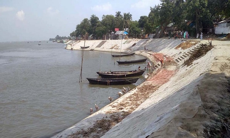 বাজিতপুরে শেষ পর্যায়ে নদী রক্ষা বাঁধের কাজ