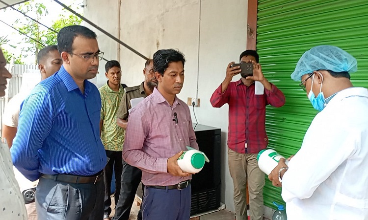 নাজিরপুরে অবৈধ আইসক্রিম কারখানা সিলগালা ও জরিমানা