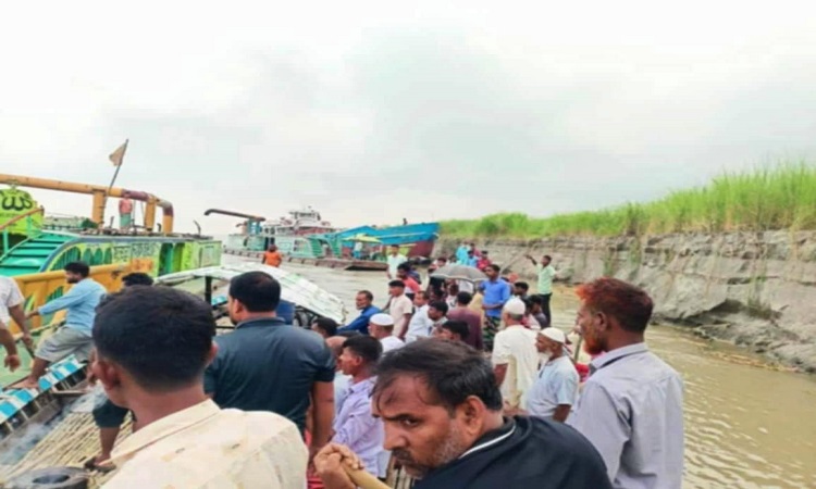 দৌলতপুরে ধাওয়া দিয়ে বাল্কহেড আটক করল এলাকাবাসী