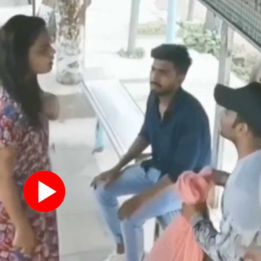 উত্ত্যক্ত করায় রেগে পোশাক খুলে ফেললেন তরুণী! ভিডিও ভাইরাল