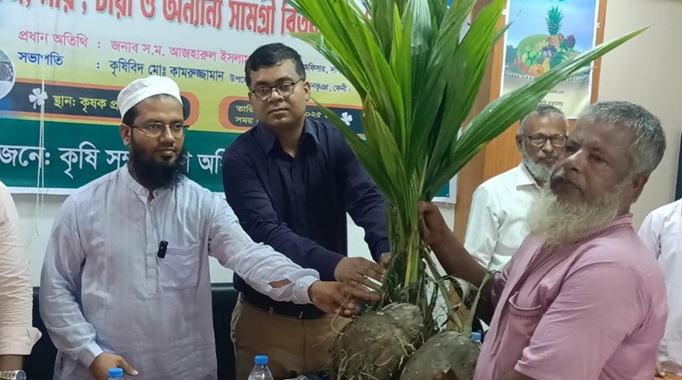 দাগনভূঞায় কৃষকদের মাঝে বীজ, সার ও চারা বিতরণ