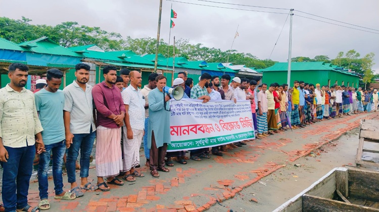 হাতিয়ায় পুরাতন মাছ ঘাটের পাশে নতুন ঘাট তৈরির প্রতিবাদে মানববন্ধন