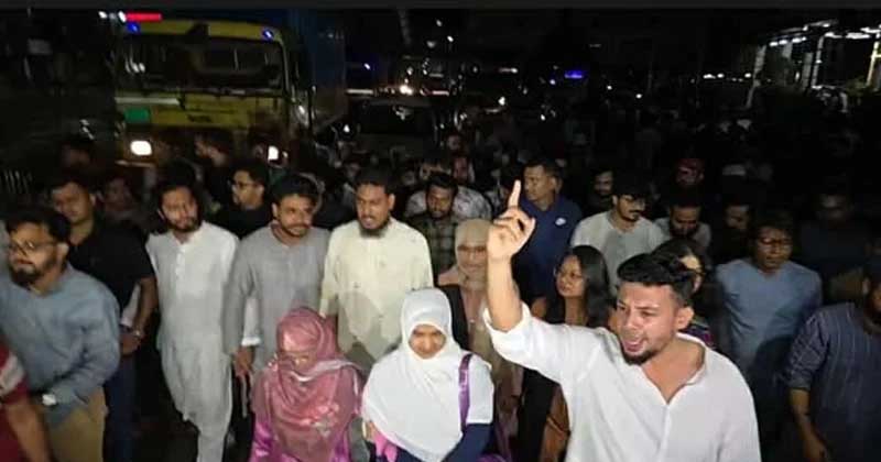 এনসিপির কেন্দ্রীয় কার্যালয়ের সামনে ককটেল বিস্ফোরণ, প্রতিবাদে বিক্ষোভ