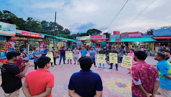 ইরানে মার্কিন-ইসরায়েলি হামলার প্রতিবাদে বাকৃবিতে বিক্ষোভ