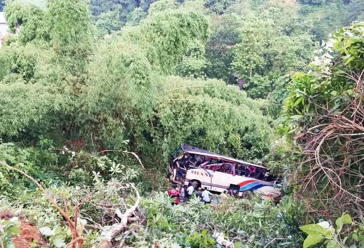 খাগড়াছড়িতে চালকের বেপরোয়ায় বাস খাদে, আহত ৯