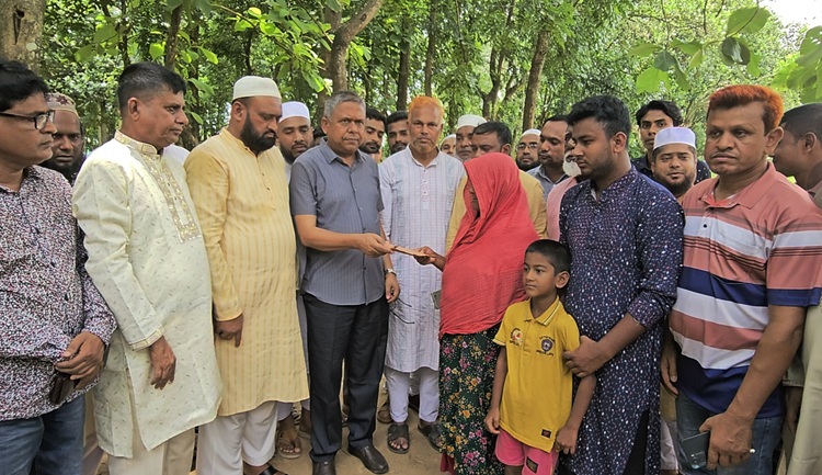 ডাকাতের হাতে নিহত সিএনজি চালকের পরিবারের পাশে বিএনপি