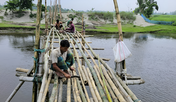 ফুলবাড়িতে বিধবস্ত বাঁশের সাঁকো পুনঃনির্মাণ