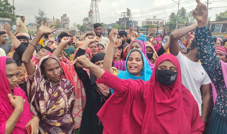 সোনারগাঁয়ে বকেয়া বেতনের দাবিতে শ্রমিকদের বিক্ষোভ