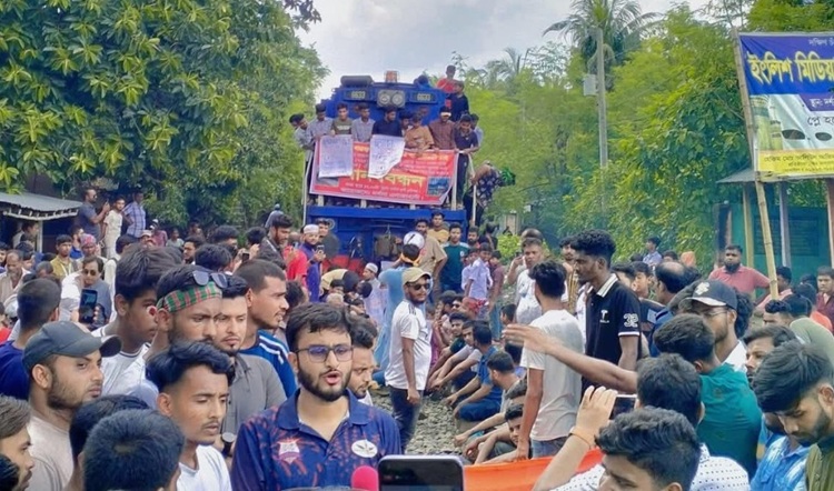 দর্শনায়  সুন্দরবন ও চিত্রা এক্সপ্রেস ট্রেনের স্টপেজের দাবিতে রেলপথ অবরোধ