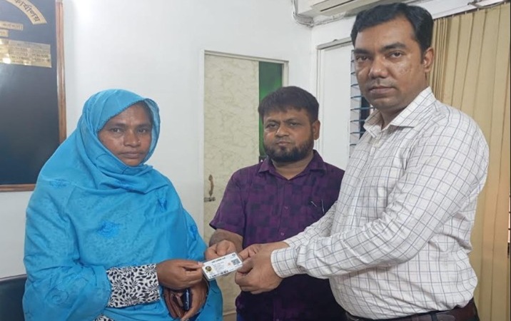ঘোড়াঘাট পৌরসভায় ৩য় ধাপে টিসিবির ৭৩৯টি স্মার্ট ফ্যামিলি কার্ড বিতরণের উদ্বোধন 