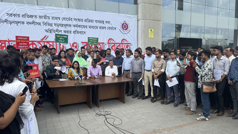 এনবিআরে আন্দোলন: বদলির আদেশ ছিঁড়ে প্রতিবাদ কর্মকর্তাদের