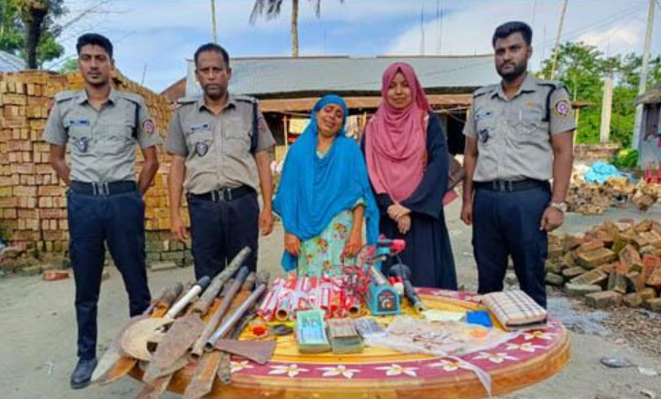 নেত্রকোনায় নারী মাদক ব্যবসায়ী আটক, দেশীয় অস্ত্র উদ্ধার
