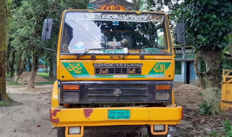 বকশীগঞ্জে পাহাড়ি লাল বালুসহ ট্রাক জব্দ, আটক ৩