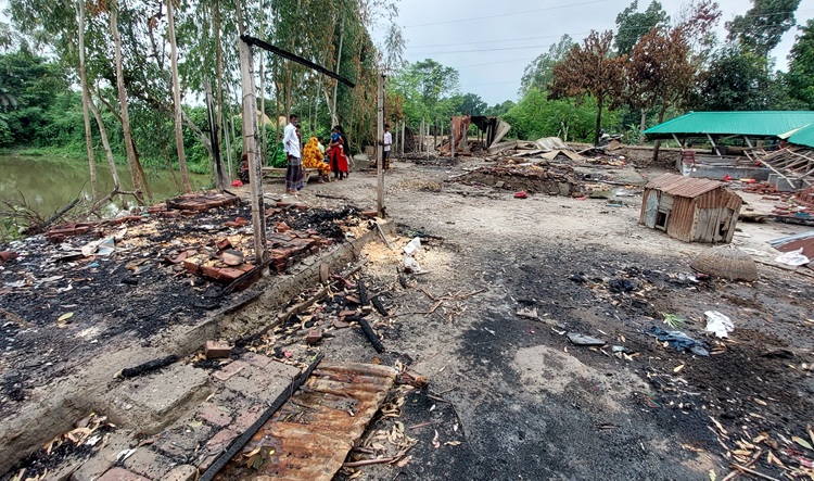 ভাঙ্গুড়ায় হত্যায় জড়িত সন্দেহে ভাঙচুর, অগ্নিসংযোগে নিঃস্ব ৭টি পরিবার