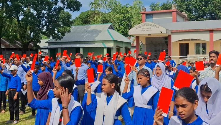 দুর্গাপুরে বাল্য বিয়ে-মাদককে লাল কার্ড দেখাল শিক্ষার্থীরা