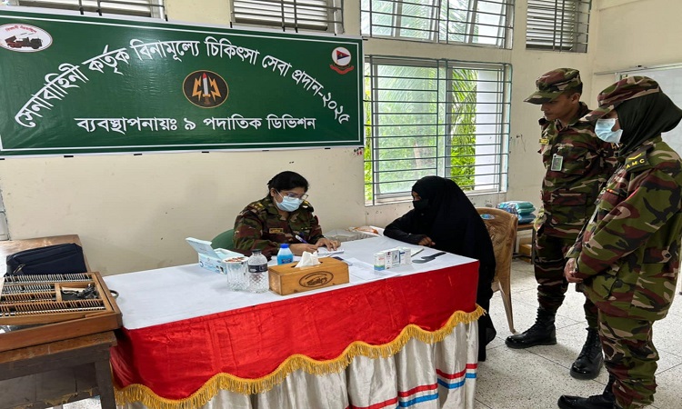 আড়াইহাজারে সেনাবাহিনীর বিনামূল্যে চিকিৎসা সেবা