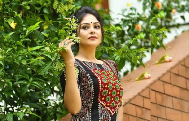 ফেরার অপেক্ষায় পড়শী রুমী