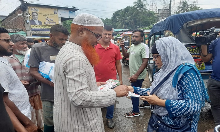 ৩১ দফা প্রচারে রাজশাহীতে বিএনপি নেতার গণসংযোগ