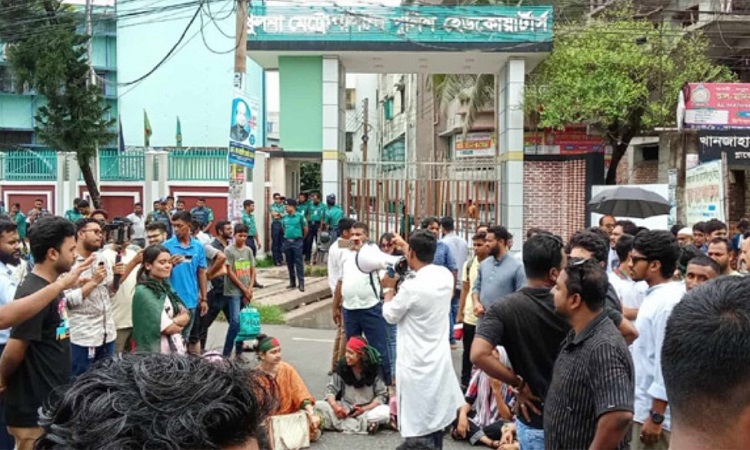 বিক্ষুব্ধ ছাত্র-জনতার কেএমপি ঘেরাও, প্রধান ফটকে তালা
