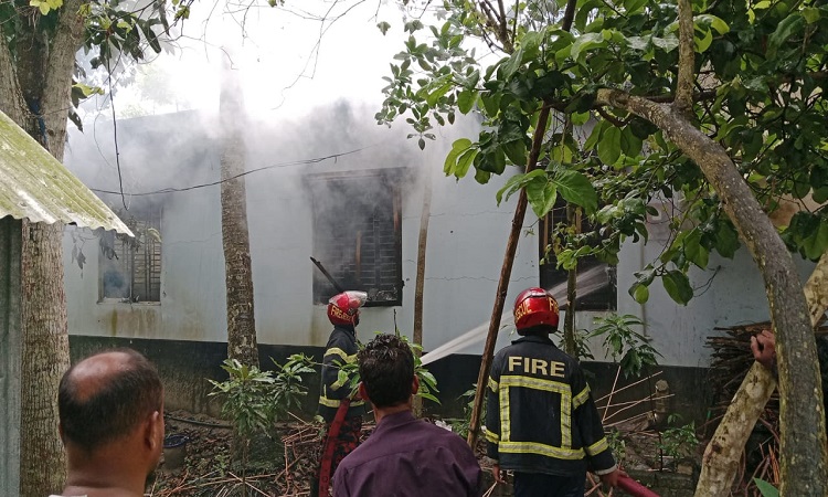 রাজৈরে প্রবাসীকে পিটিয়ে হত্যার ঘটনায় শশুরবাড়িতে গ্রামবাসীর আগুন