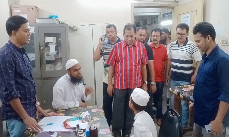 মোল্লাহাট স্বাস্থ্য কমপ্লেক্স পরিদর্শনে বিএনপি নেতা
